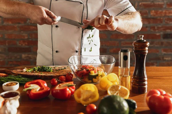 Primo piano mani di chef maschile, cuoco preparare insalata di verdure fresche nel suo caffè, cucina del ristorante. Concetto di una dieta corretta e sana. — Foto Stock