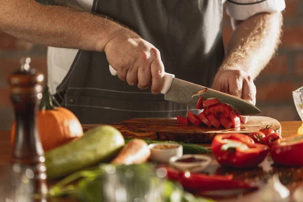 Primo piano mani di chef maschile, cuoco preparare insalata di verdure fresche nel suo caffè, cucina del ristorante. Concetto di una dieta corretta e sana. — Foto Stock