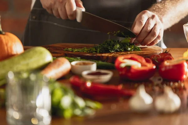 Primo piano chef maschi mani, cuoco taglio insalata di verdure fresche nel suo caffè, cucina del ristorante. Concetto di una dieta corretta e sana. — Foto Stock
