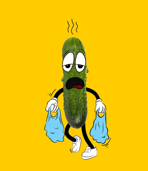 有趣的可爱的绿色黄瓜，就像站在黄色背景上的小个子男人。用卡通画的方式画蔬菜.充满活力、健康的生活方式. — 图库照片