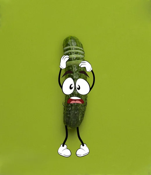 Engraçado bonito pepino verde como homenzinho de pé isolado sobre fundo verde. Vegetais desenhados em estilo cartoon. Vitaminas, estilo de vida saudável. — Fotografia de Stock