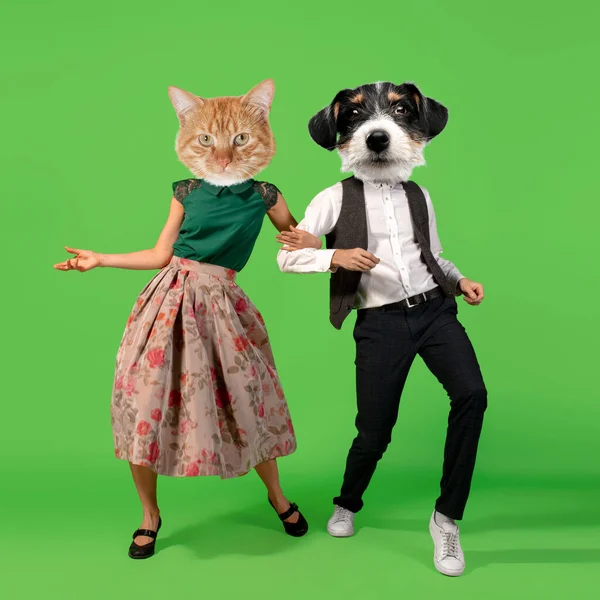 Modern design, hedendaagse kunst collage. Inspiratie, idee, trendy tijdschriftstijl. Jonge man en vrouw met honden hoofden dansen geïsoleerd over groene achtergrond — Stockfoto