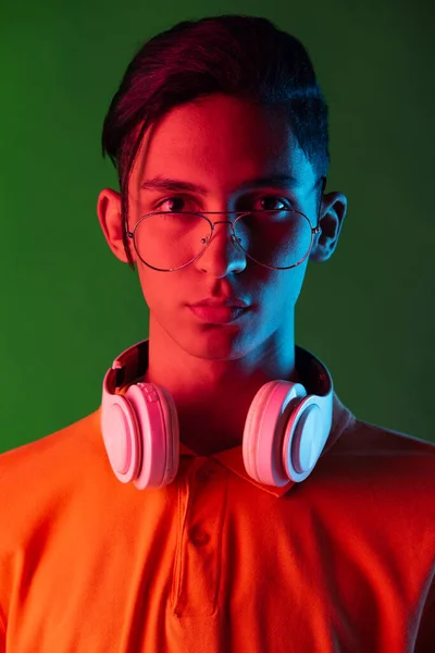 Πορτρέτο του νεαρού όμορφου άνδρα, φοιτητής σε casual ρούχα που απομονώνονται σε πράσινο ρετρό στούντιο backgroud. Αντίληψη ανθρώπινων συναισθημάτων. — Φωτογραφία Αρχείου