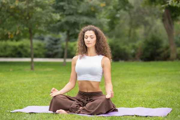 Güzel kadının yoga egzersizleri yapması — Stok fotoğraf