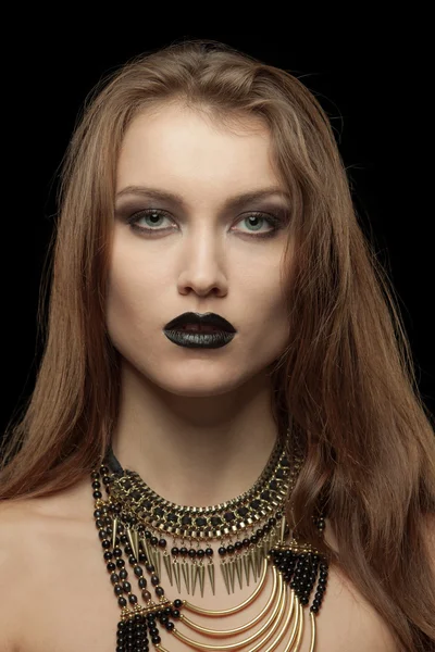 Vértes egy fekete ajkak gótikus fiatal nő portréja — Stock Fotó