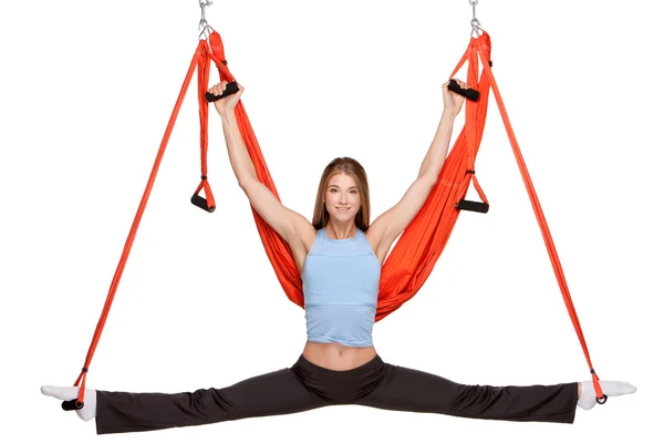 Jonge vrouw antigravity yoga oefeningen maken in het uitrekken van bindgaren — Stockfoto