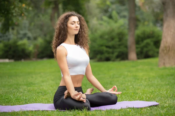 Mulher bonita fazendo meditação de ioga na posição de lótus — Fotografia de Stock