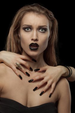 Boynundaki elleriyle Gotik esmer kadın