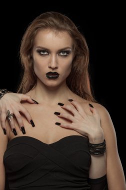 Gotik kadın vücudunda vampir elleriyle. Cadılar Bayramı