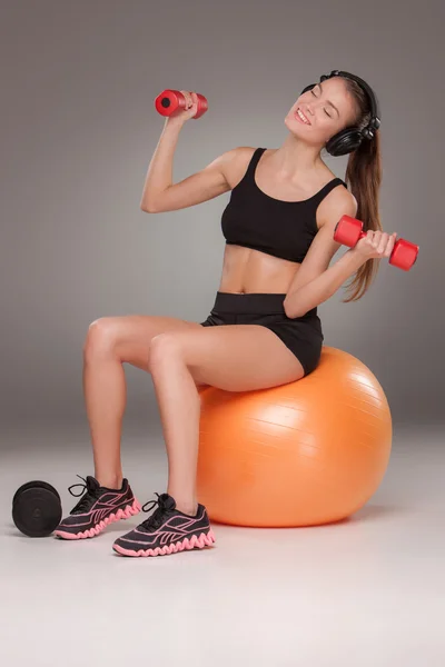 Sportieve vrouw doen aërobe oefening met halters — Stockfoto