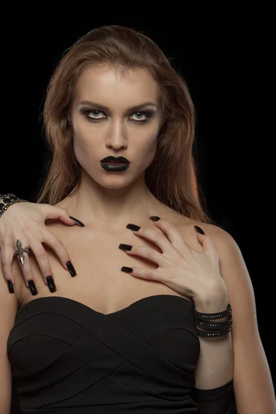Готическая женщина с руками вампира на теле. Хэллоуин — стоковое фото