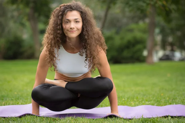 Güzel kadının yoga egzersizleri yapması — Stok fotoğraf