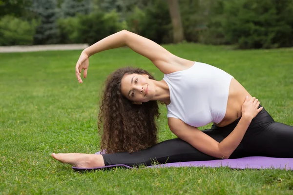 Güzel kadının yoga egzersizleri yapması — Stok fotoğraf