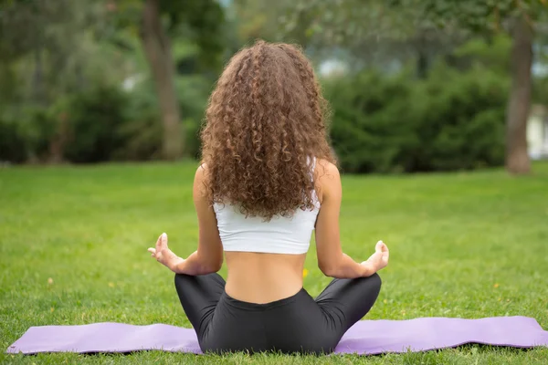 Hübsche Frau lehnt sich bei Yoga-Meditation zurück — Stockfoto