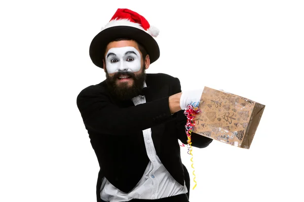 Mann mit Weihnachtsmütze und Geschenk in der Hand — Stockfoto