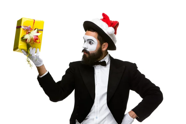 Człowiek z Boże Narodzenie kapelusz i dar w rękach — Zdjęcie stockowe