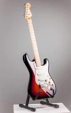 elektro gitar gri arka plan üzerinde izole
