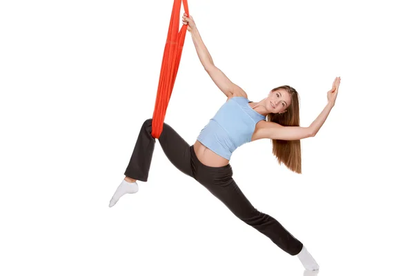 Mujer joven haciendo yoga aéreo anti-gravedad — Foto de Stock