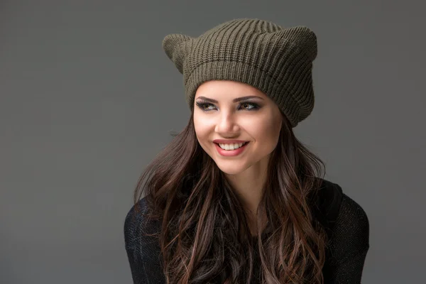 Schöne sexy junge Frau in einem lustigen Hut mit Ohren — Stockfoto