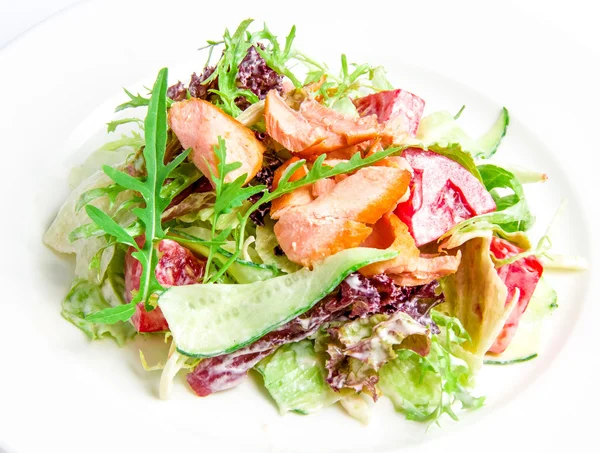 Salatmischung mit gegrilltem Lachs — Stockfoto