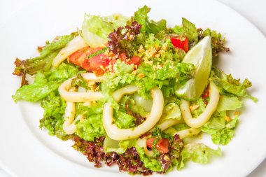 Deniz ürünleri salatası ile kalamar halkaları