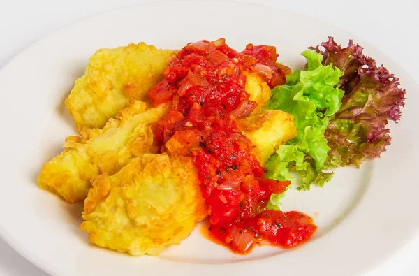 Filete de pescado frito en plato blanco —  Fotos de Stock