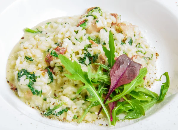 Risotto mit Räucherfleisch, Spinat, Parmesan — Stockfoto