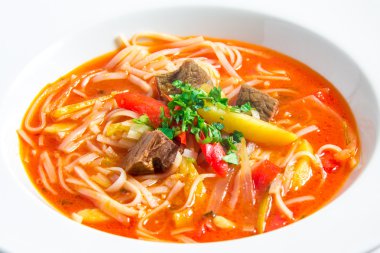 kırmızı pirinç şehriye çorbası