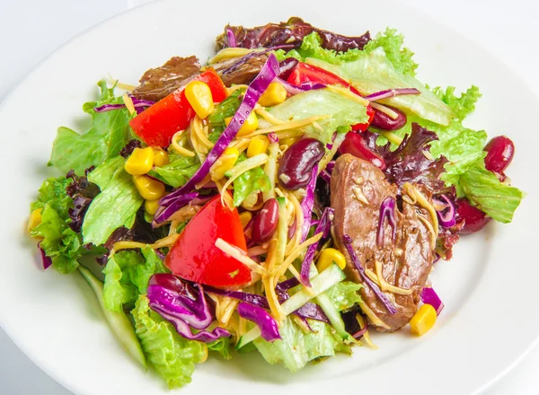 Salat mit Rindfleisch — Stockfoto