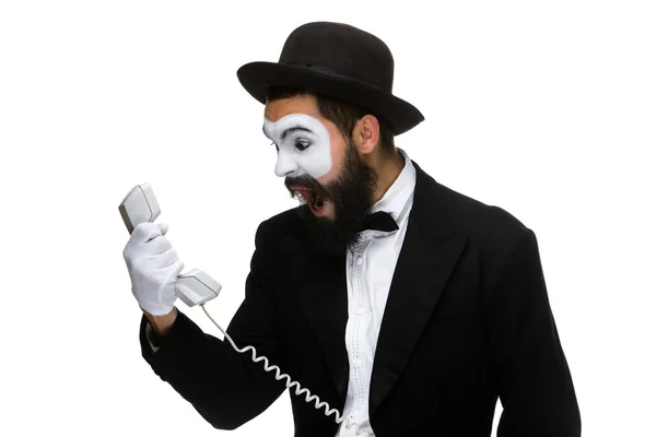 Сердитый и раздраженный человек кричит в телефонный приемник — стоковое фото