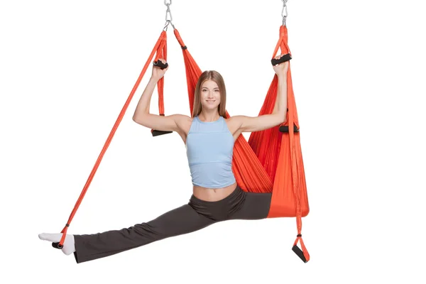 Mujer joven haciendo ejercicios de yoga antigravedad en el estiramiento del cordel —  Fotos de Stock