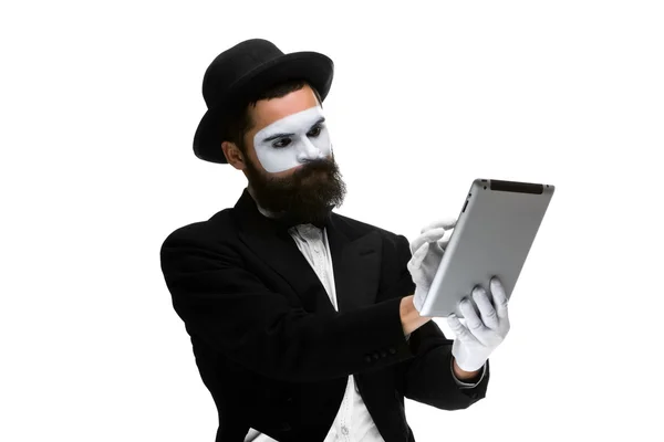 Mann mit Gesichtsmime arbeitet am Laptop — Stockfoto