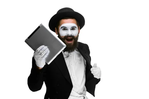 Man med ett ansikte mime arbetar på bärbar dator — Stockfoto
