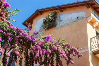 Garda Gölü İtalya'nın eski şehir tipik bir dekoratif pencere