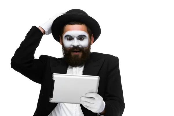 Man med ett ansikte mime arbetar på bärbar dator — Stockfoto