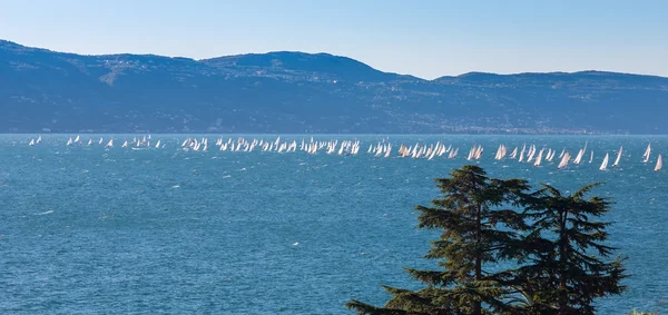 Bir Adam Dağları Ile Gölde Tekne Garda Talya — Stok fotoğraf