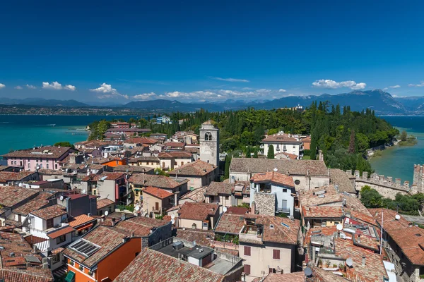 Panoramautsikt fra Scaliger slott ved Sirmione by – stockfoto