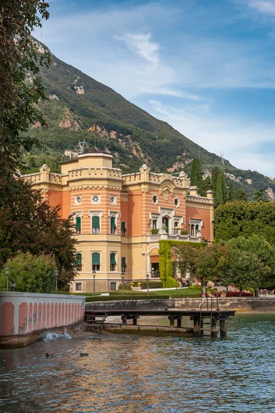 Expensive villa on Lake Garda — Stock Photo, Image