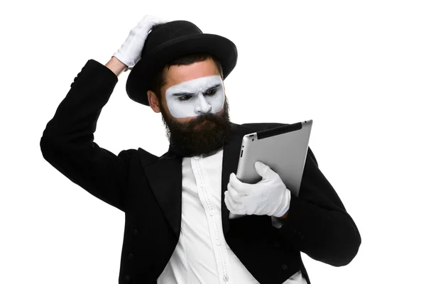 Mann mit Gesichtsmime arbeitet am Laptop — Stockfoto