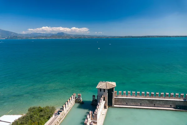 Кастро Скалигеро, построенный в XIV веке, озеро Гарда, Италия — стоковое фото