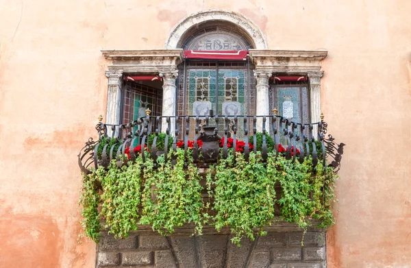 Balcón decorativo típico en el casco antiguo —  Fotos de Stock