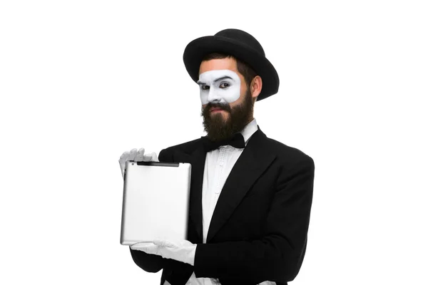 Człowiek z mime twarz pracuje na laptopie — Zdjęcie stockowe