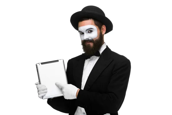 Mann mit Gesichtsmime arbeitet am Laptop — Stockfoto