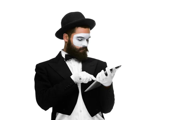 Man met een gezicht-mime die op laptop werkt — Stockfoto