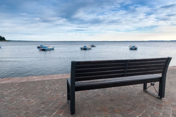 Wood bench at the Garda lake — Stock Photo, Image