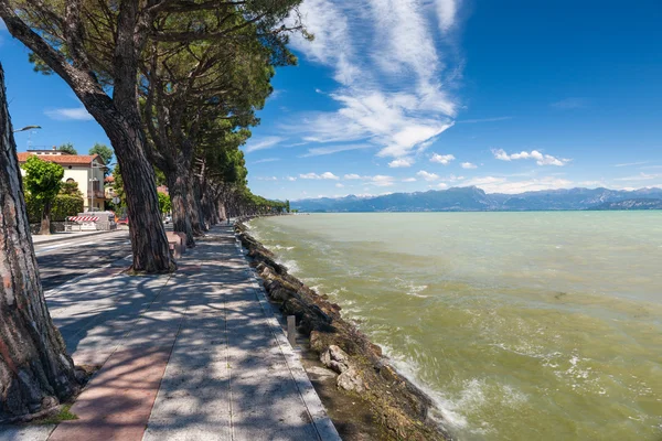 Callejón peatonal a orillas del lago Garda — Foto de Stock