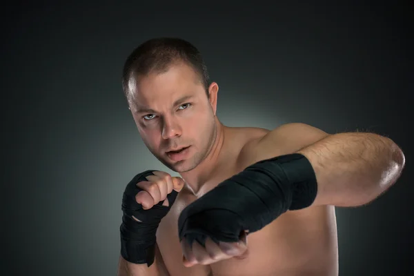 Boxeador jovem boxe — Fotografia de Stock