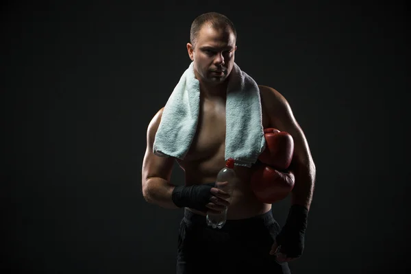 Boxer resting with water and a towel after training — Stock Photo, Image