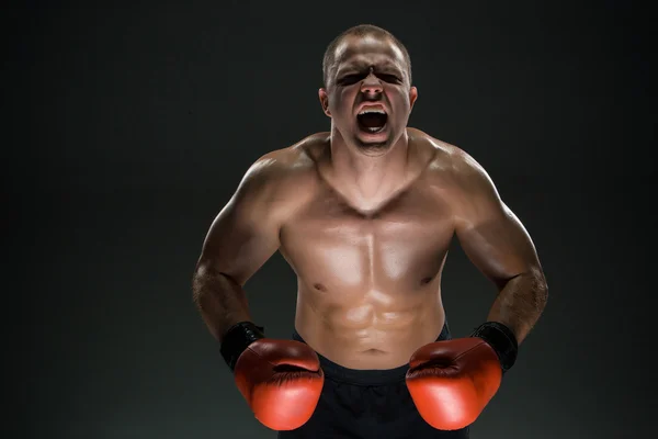 Muskulöser Mann schreit und brüllt — Stockfoto