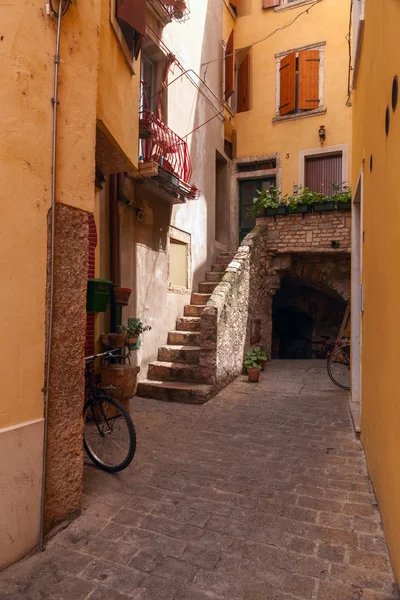 典型的なイタリア風中庭、イタリア — ストック写真